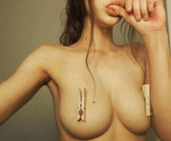 Compilado con gifs de chicas amateur mostrando las tetas
